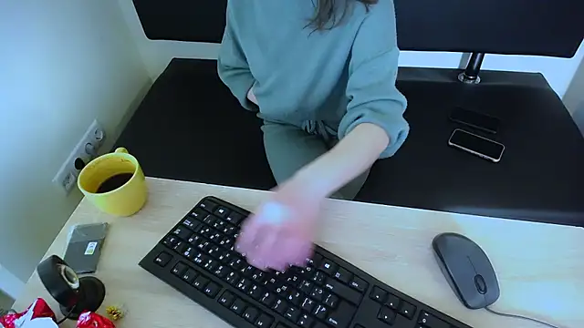 Snapshot of LaimaV_ chatting on November 2025 09:42:02 AM LaimaV online show from November 2025 09:42:02 AM