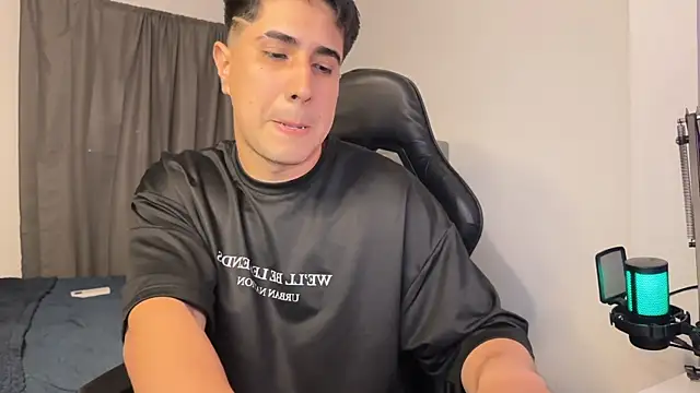 dereckbrownn online show from December 2024 08:38:01 PM