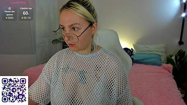 Snapshot of Debbie_Taylor chatting on May 2026 05:18:01 PM Debbie Taylor online show from May 2026 05:18:01 PM