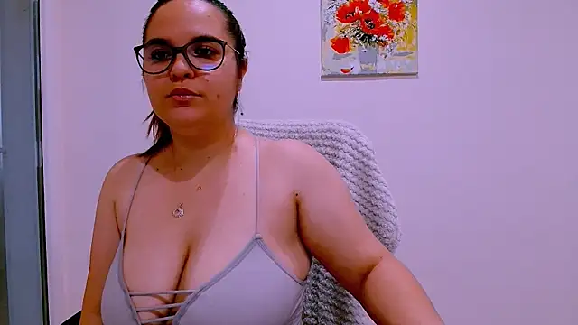 Snapshot of Ella-Diamond chatting on July 2026 05:27:01 PM Ella-Diamond online show from July 2026 05:27:01 PM