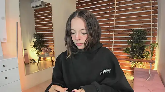 Sapphire Venuss online show from February 2025 11:33:02 PM