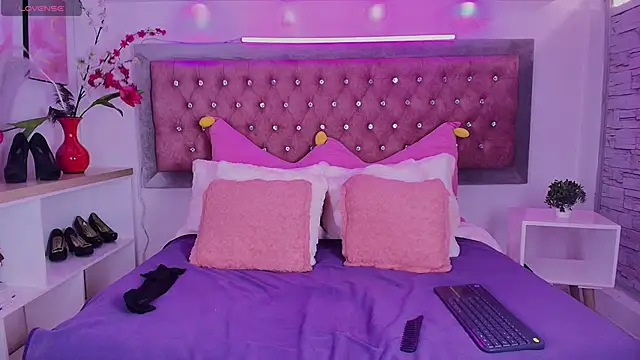 EmmaWilder online show from September 2025 09:42:02 PM