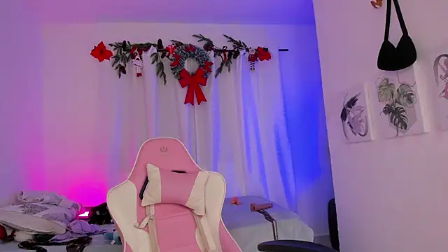 Snapshot of Lia_Petite1 chatting on February 2025 05:27:01 AM Lia Petite1 online show from February 2025 05:27:01 AM