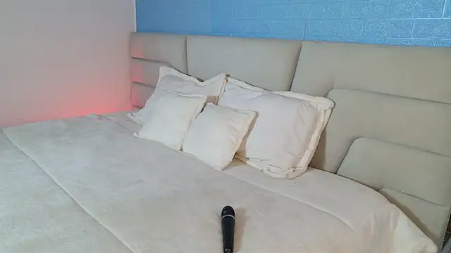 Zoe Benson online show from September 2025 01:37:02 PM