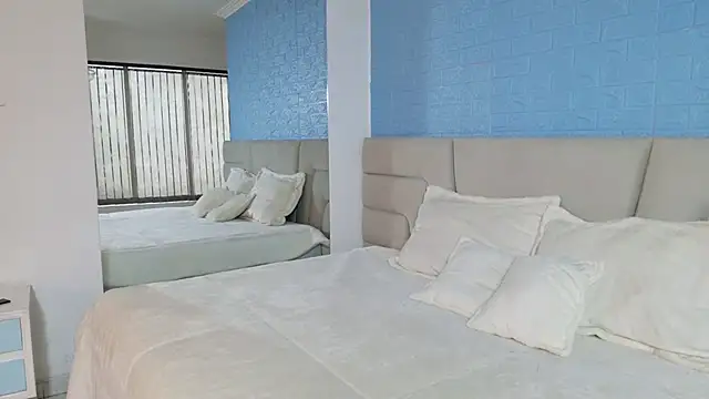 Zoe Benson online show from September 2025 01:49:01 PM