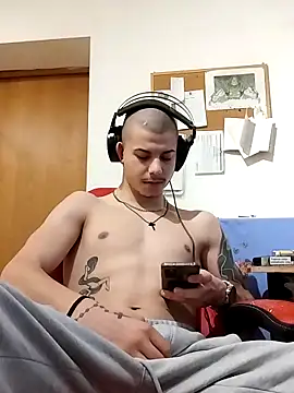 Snapshot of BigDickEnrg7195 chatting on March 2025 11:27:01 PM BigDickEnrg7195 online show from March 2025 11:27:01 PM