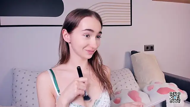 Snapshot of PollyBeev chatting on September 2025 07:18:02 AM PollyBeev online show from September 2025 07:18:02 AM