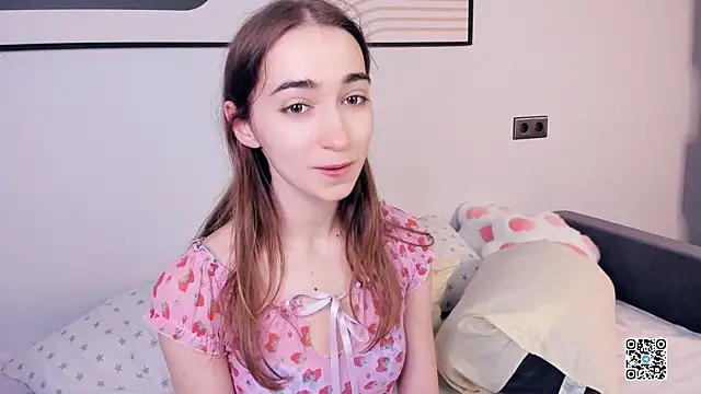 Snapshot of PollyBeev chatting on September 2025 07:32:01 AM PollyBeev online show from September 2025 07:32:01 AM