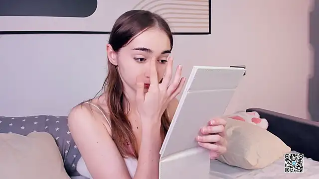 Snapshot of PollyBeev chatting on September 2025 09:00:02 AM PollyBeev online show from September 2025 09:00:02 AM