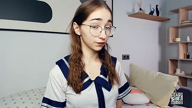 Snapshot of PollyBeev chatting on October 2025 06:45:01 AM PollyBeev online show from October 2025 06:45:01 AM