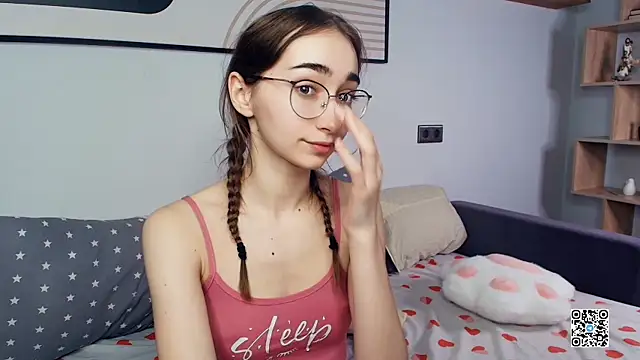 Snapshot of PollyBeev chatting on October 2025 07:36:02 PM PollyBeev online show from October 2025 07:36:02 PM