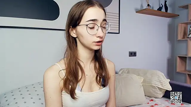 Snapshot of PollyBeev chatting on October 2025 07:30:02 AM PollyBeev online show from October 2025 07:30:02 AM