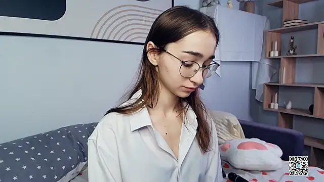 Snapshot of PollyBeev chatting on October 2025 06:21:01 AM PollyBeev online show from October 2025 06:21:01 AM