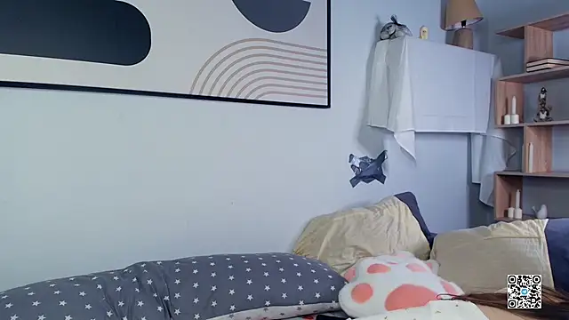 Snapshot of PollyBeev chatting on October 2025 07:25:01 AM PollyBeev online show from October 2025 07:25:01 AM