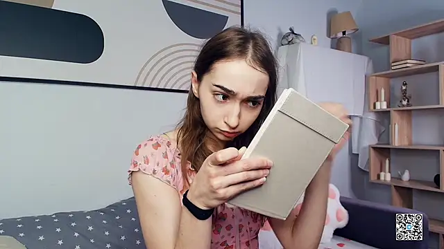 Snapshot of PollyBeev chatting on October 2025 07:34:02 AM PollyBeev online show from October 2025 07:34:02 AM