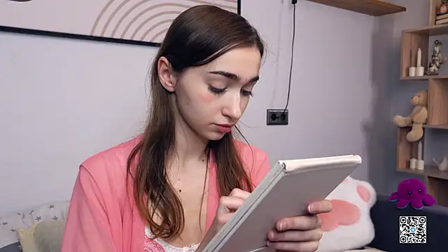 Snapshot of PollyBeev chatting on November 2025 07:42:01 AM PollyBeev online show from November 2025 07:42:01 AM