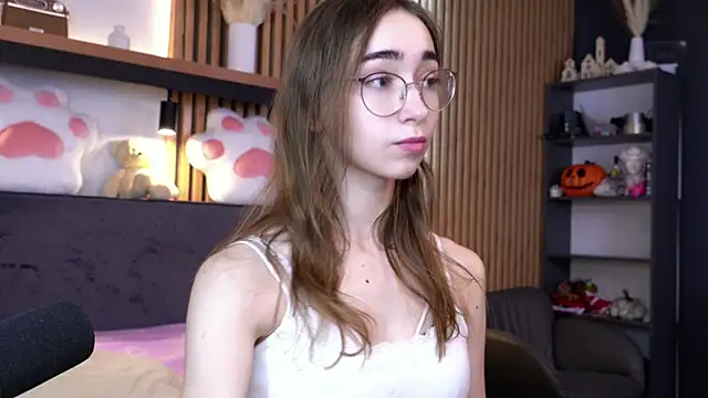 Snapshot of PollyBeev chatting on November 2025 07:30:02 AM PollyBeev online show from November 2025 07:30:02 AM