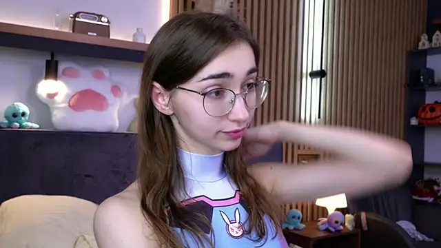 Snapshot of PollyBeev chatting on November 2025 07:29:01 AM PollyBeev online show from November 2025 07:29:01 AM