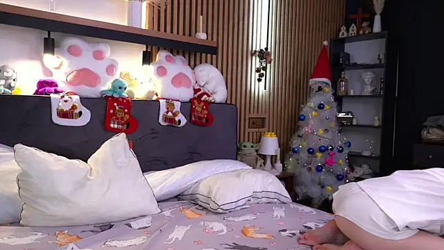 Snapshot of PollyBeev chatting on November 2025 07:11:02 AM PollyBeev online show from November 2025 07:11:02 AM