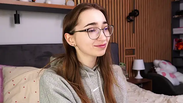 Snapshot of PollyBeev chatting on April 2026 12:06:01 PM PollyBeev online show from April 2026 12:06:01 PM