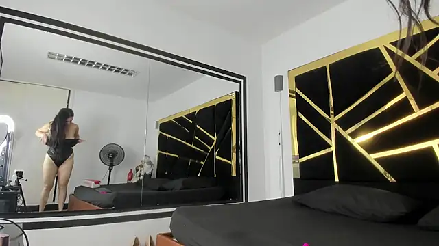 Snapshot of Giorgina_Simons chatting on December 2024 12:34:01 PM Giorgina Simons online show from December 2024 12:34:01 PM