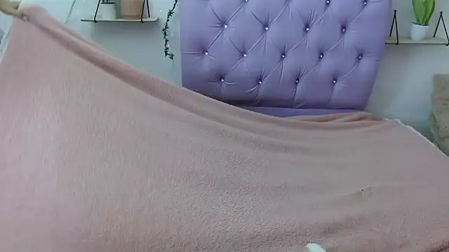 Snapshot of Freyja_01 chatting on September 2025 04:19:02 PM Freyja 01 online show from September 2025 04:19:02 PM