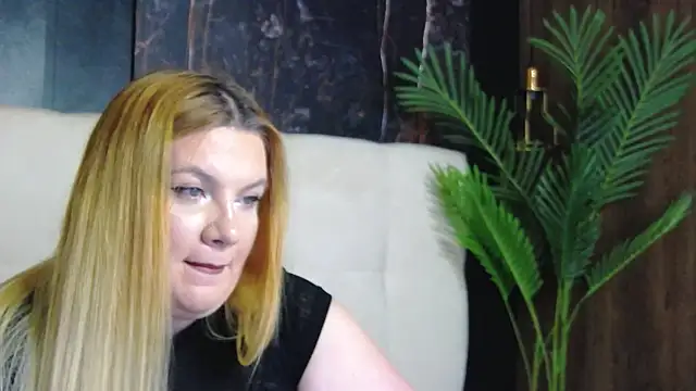 MelanieBrownn online show from November 2025 03:55:01 PM