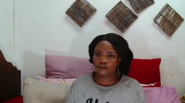 Snapshot of RoyalQueenxx chatting on March 2025 06:52:01 PM RoyalQueenxx online show from March 2025 06:52:01 PM