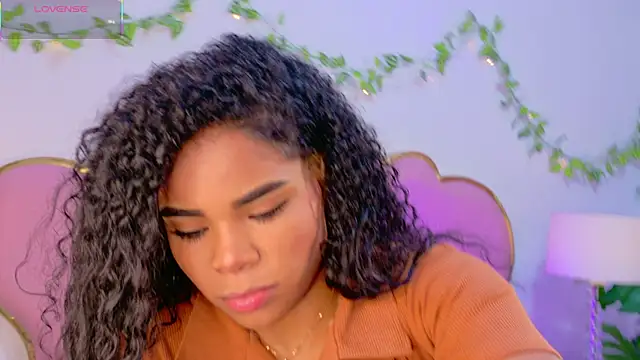 NahiaraReina online show from December 2025 02:44:02 PM