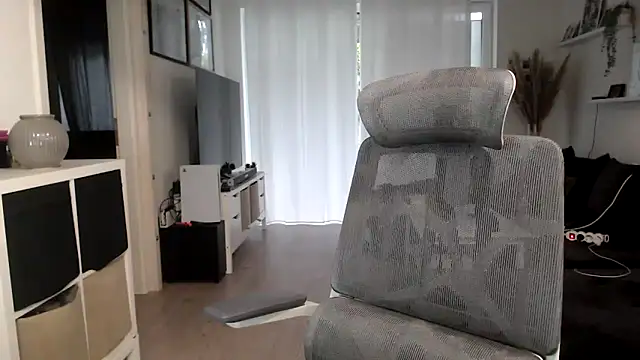 Snapshot of IntiMia chatting on October 2025 07:17:01 AM IntiMia online show from October 2025 07:17:01 AM