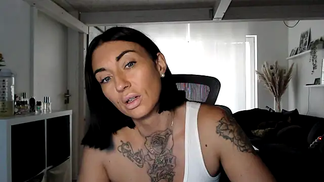 Snapshot of IntiMia chatting on October 2025 07:08:01 AM IntiMia online show from October 2025 07:08:01 AM