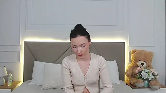 Snapshot of LeilaLow chatting on December 2024 12:00:02 PM LeilaLow online show from December 2024 12:00:02 PM