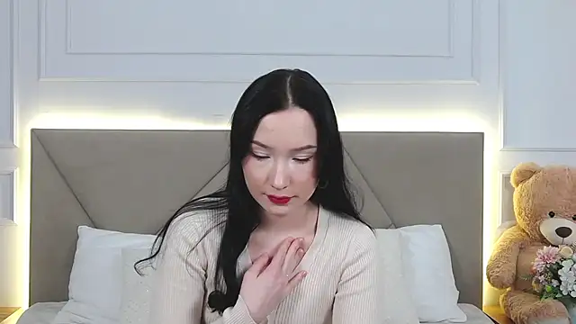 Snapshot of LeilaLow chatting on December 2024 03:06:01 PM LeilaLow online show from December 2024 03:06:01 PM