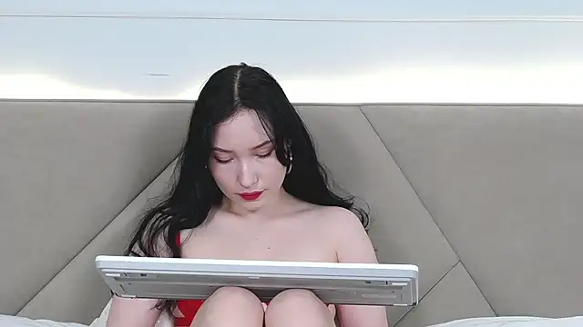 Snapshot of LeilaLow chatting on December 2024 06:12:01 PM LeilaLow online show from December 2024 06:12:01 PM