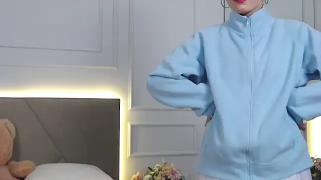 Snapshot of LeilaLow chatting on December 2024 12:06:01 PM LeilaLow online show from December 2024 12:06:01 PM