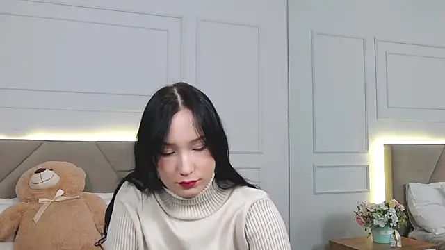 Snapshot of LeilaLow chatting on December 2024 12:11:02 PM LeilaLow online show from December 2024 12:11:02 PM