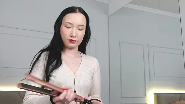 Snapshot of LeilaLow chatting on January 2025 12:10:01 PM LeilaLow online show from January 2025 12:10:01 PM