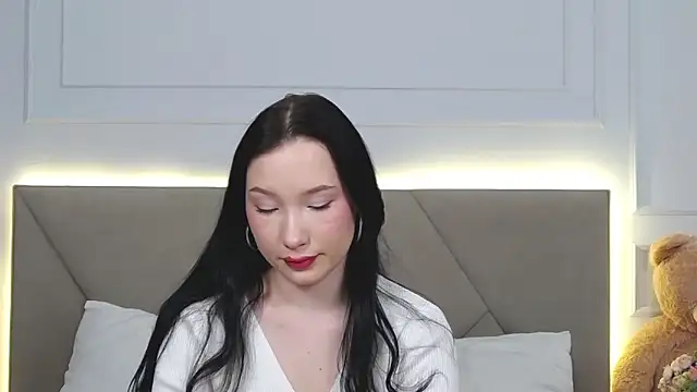 Snapshot of LeilaLow chatting on January 2025 03:18:02 PM LeilaLow online show from January 2025 03:18:02 PM