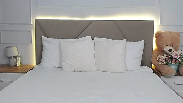 Snapshot of LeilaLow chatting on February 2025 12:02:02 PM LeilaLow online show from February 2025 12:02:02 PM