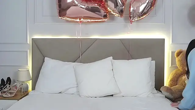 Snapshot of LeilaLow chatting on February 2025 12:04:02 PM LeilaLow online show from February 2025 12:04:02 PM