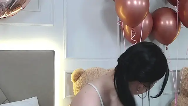 Snapshot of LeilaLow chatting on February 2025 03:08:01 PM LeilaLow online show from February 2025 03:08:01 PM