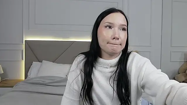 Snapshot of LeilaLow chatting on September 2025 11:32:02 AM LeilaLow online show from September 2025 11:32:02 AM