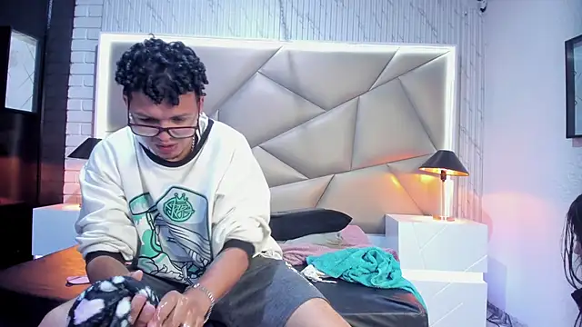 Snapshot of Bonny_Bonss chatting on January 2025 01:32:02 AM Bonny Bonss online show from January 2025 01:32:02 AM