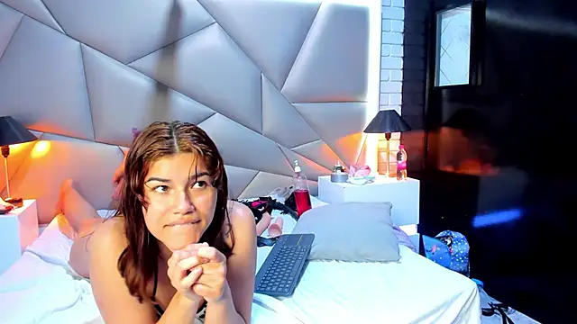 Snapshot of Bonny_Bonss chatting on February 2025 02:40:02 AM Bonny Bonss online show from February 2025 02:40:02 AM