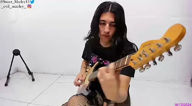 Evil Queen13 online show from December 2024 01:22:01 PM