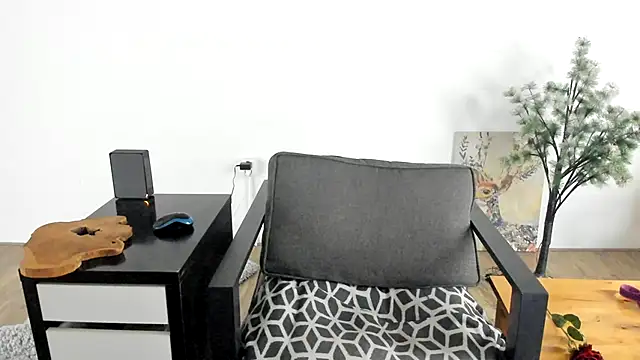 MendiPetite online show from March 2025 09:32:02 PM