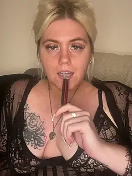 Snapshot of Blondiee3088 chatting on January 2025 11:13:02 PM Blondiee3088 online show from January 2025 11:13:02 PM