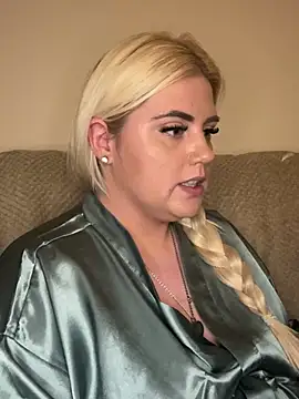 Snapshot of Blondiee3088 chatting on February 2025 08:31:01 PM Blondiee3088 online show from February 2025 08:31:01 PM