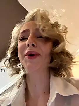 Snapshot of CaseyStar chatting on December 2024 08:05:01 AM CaseyStar online show from December 2024 08:05:01 AM