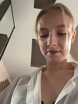 Snapshot of CaseyStar chatting on December 2024 10:32:02 AM CaseyStar online show from December 2024 10:32:02 AM